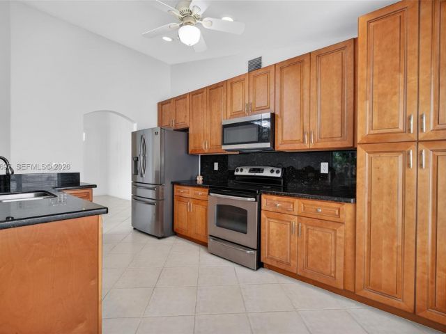 Home for rent at 10624 Plainview Cir - photo 7453435