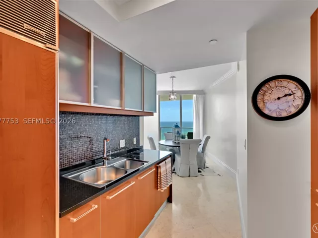 3-bedroom condo for rent in Hollywood - 3101 S Ocean Dr 2807 - MondialRealty