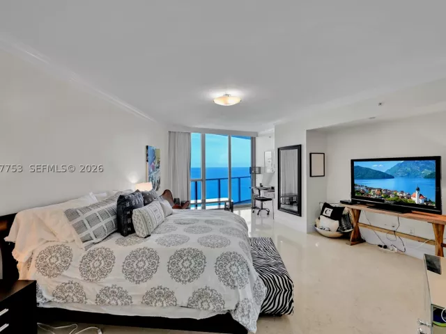 3-bedroom condo for rent in Hollywood - 3101 S Ocean Dr 2807 - MondialRealty