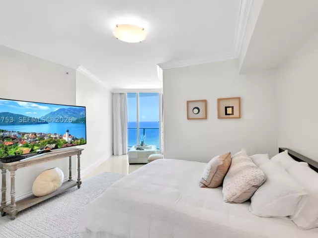 3-bedroom condo for rent in Hollywood - 3101 S Ocean Dr 2807 - MondialRealty