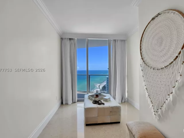 3-bedroom condo for rent in Hollywood - 3101 S Ocean Dr 2807 - MondialRealty