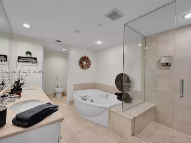 3-bedroom condo for rent in Hollywood - 3101 S Ocean Dr 2807 - MondialRealty