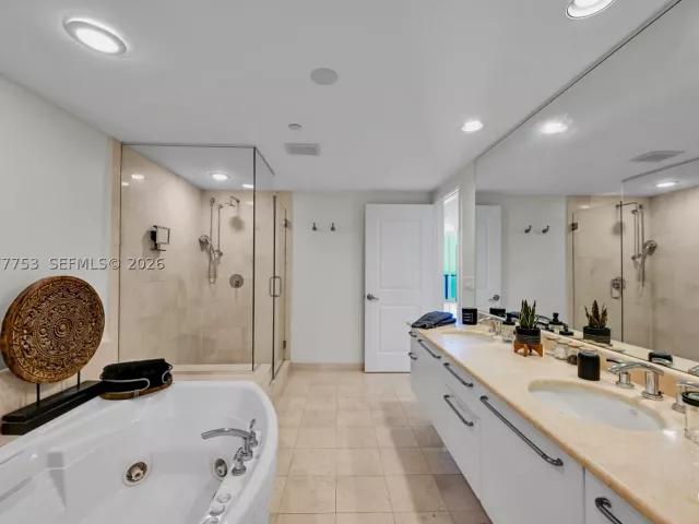 3-bedroom condo for rent in Hollywood - 3101 S Ocean Dr 2807 - MondialRealty