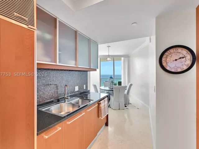 3-bedroom condo for rent in Hollywood - 3101 S Ocean Dr 2807 - MondialRealty