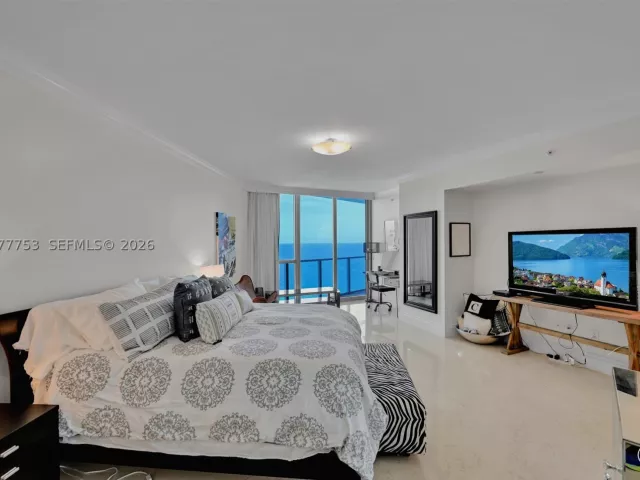 3-bedroom condo for rent in Hollywood - 3101 S Ocean Dr 2807 - MondialRealty