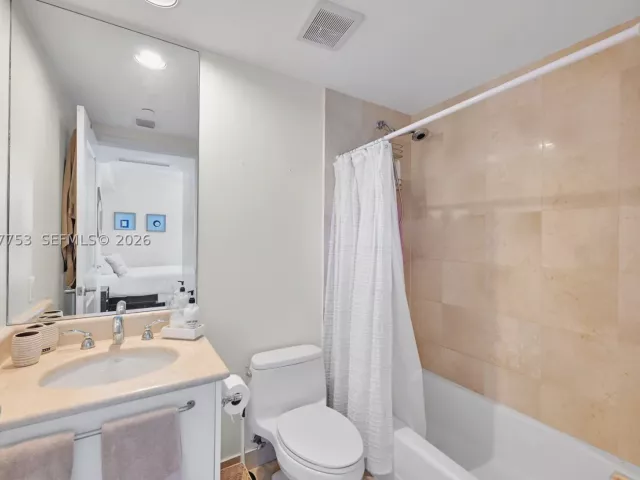 3-bedroom condo for rent in Hollywood - 3101 S Ocean Dr 2807 - MondialRealty