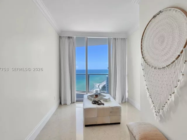 3-bedroom condo for rent in Hollywood - 3101 S Ocean Dr 2807 - MondialRealty