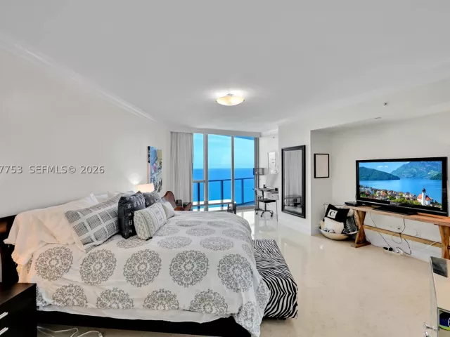 3-bedroom condo for rent in Hollywood - 3101 S Ocean Dr 2807 - MondialRealty