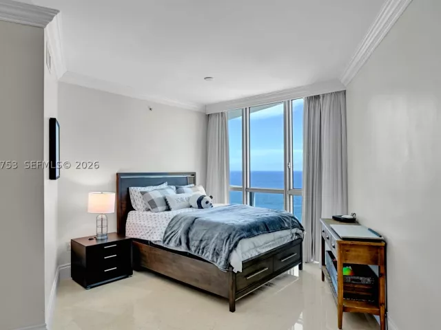 3-bedroom condo for rent in Hollywood - 3101 S Ocean Dr 2807 - MondialRealty