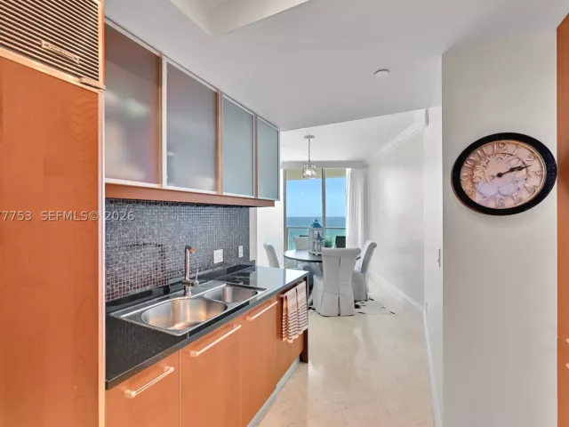 3-bedroom condo for rent in Hollywood - 3101 S Ocean Dr 2807 - MondialRealty