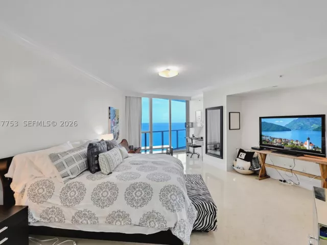 3-bedroom condo for rent in Hollywood - 3101 S Ocean Dr 2807 - MondialRealty