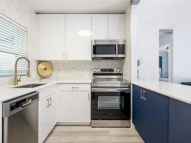 Home for sale at 1236 NE 16th Ave - photo 7482747