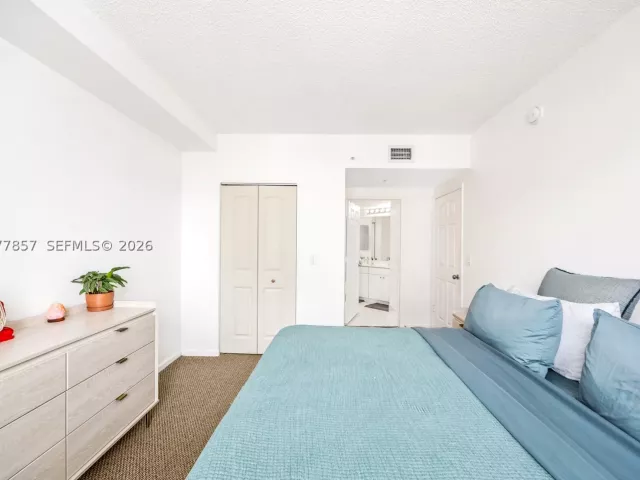 2-bedroom condo for sale in Sunny Isles Beach - 17100 N Bay Rd 1810 - MondialRealty