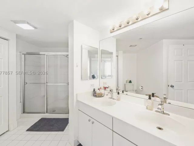 2-bedroom condo for sale in Sunny Isles Beach - 17100 N Bay Rd 1810 - MondialRealty