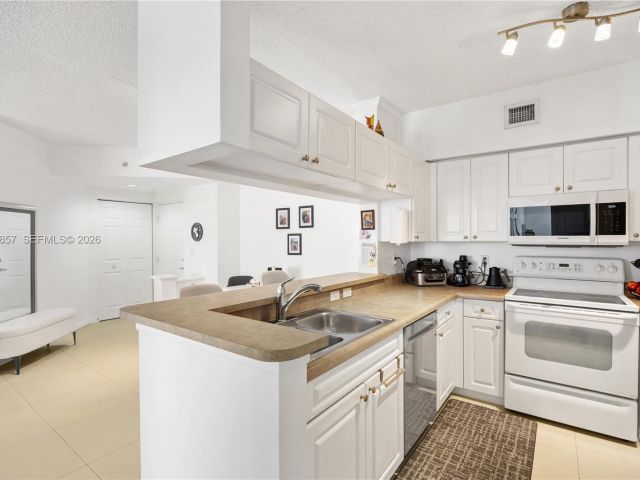 Apartment for sale  Unit #1810 - photo 7512648