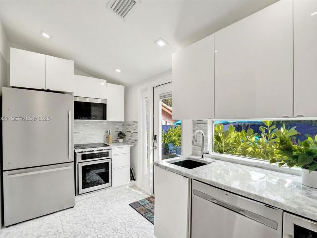 Home for rent at 3305 NE 16th Ct - photo 7518287