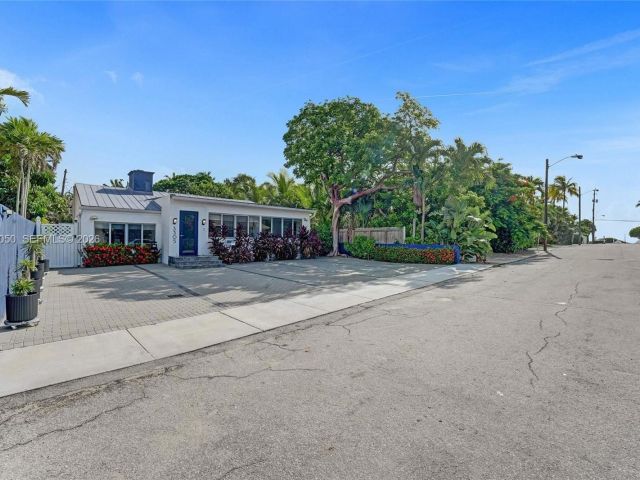 Home for rent at 3305 NE 16th Ct - photo 7518290