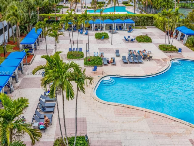 2-bedroom condo for sale in Sunny Isles Beach - 19370 Collins Ave 502 - MondialRealty