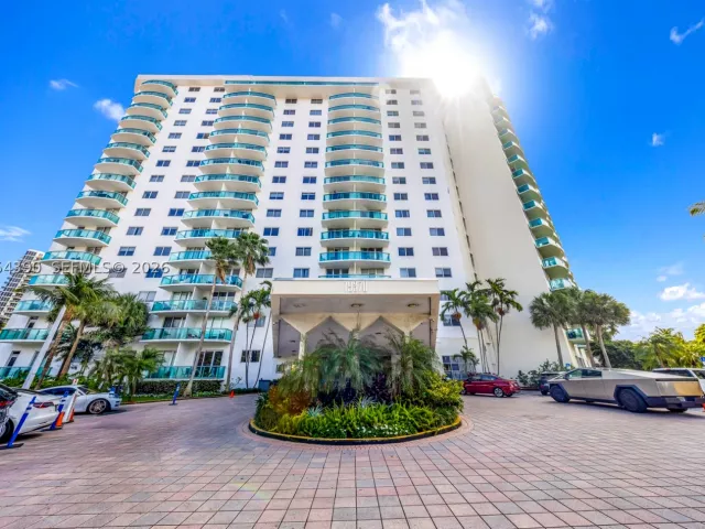 2-bedroom condo for sale in Sunny Isles Beach - 19370 Collins Ave 502 - MondialRealty