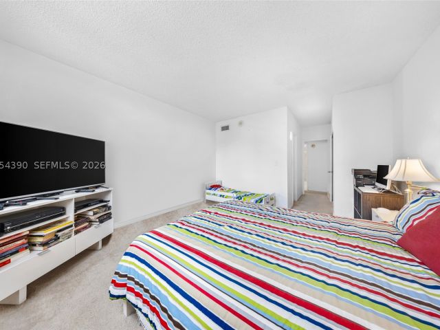 2-bedroom condo for sale in Sunny Isles Beach - 19370 Collins Ave 502 - MondialRealty
