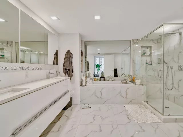 2-bedroom condo for rent in Miami - 495 Brickell Ave 2804 - MondialRealty