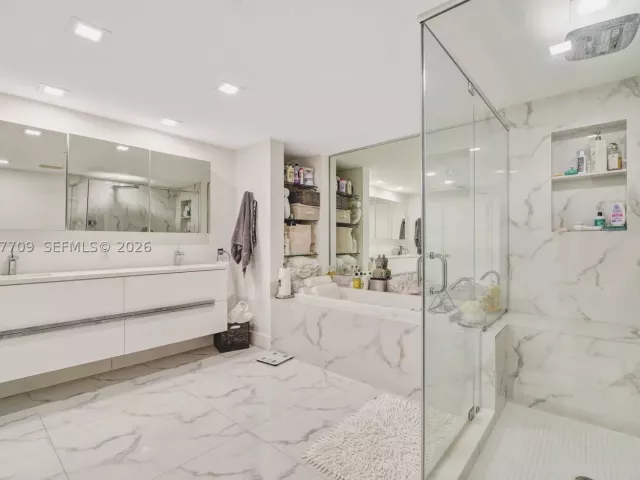 2-bedroom condo for rent in Miami - 495 Brickell Ave 2804 - MondialRealty