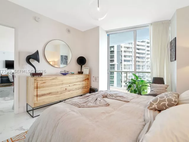 2-bedroom condo for rent in Miami - 495 Brickell Ave 2804 - MondialRealty