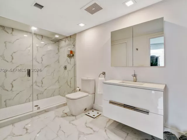 2-bedroom condo for rent in Miami - 495 Brickell Ave 2804 - MondialRealty