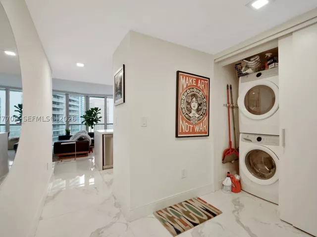 2-bedroom condo for rent in Miami - 495 Brickell Ave 2804 - MondialRealty