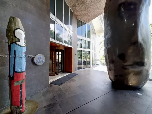 2-bedroom condo for rent in Miami - 495 Brickell Ave 2804 - MondialRealty