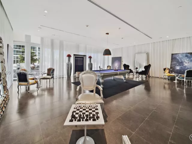2-bedroom condo for rent in Miami - 495 Brickell Ave 2804 - MondialRealty