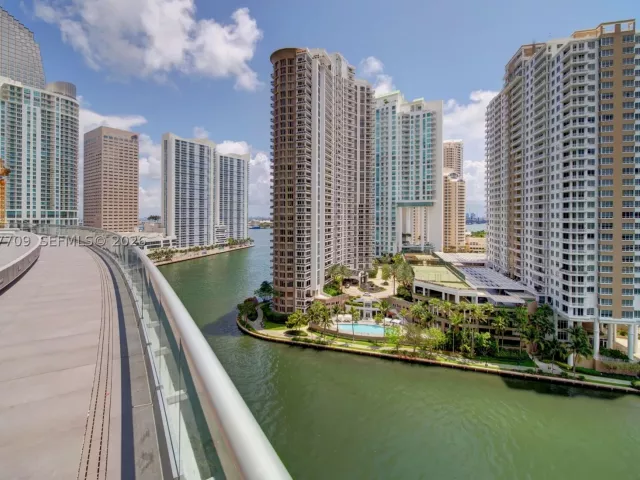 2-bedroom condo for rent in Miami - 495 Brickell Ave 2804 - MondialRealty