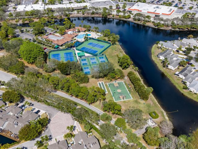4-bedroom home for sale in West Palm Beach - 200 Trails End - MondialRealty