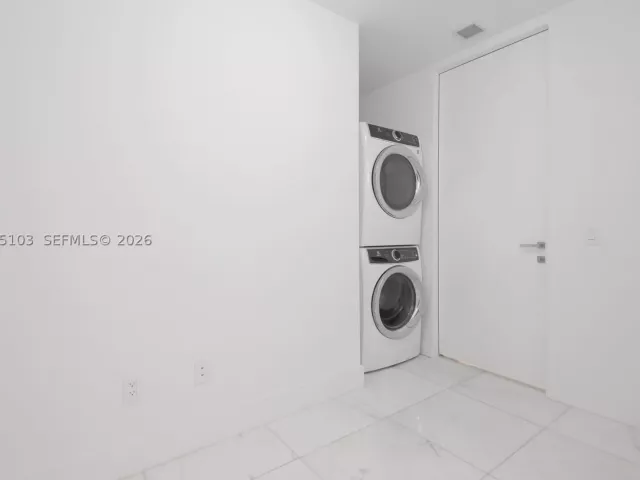3-bedroom condo for sale in Sunny Isles Beach - 18975 Collins Ave 801 - MondialRealty