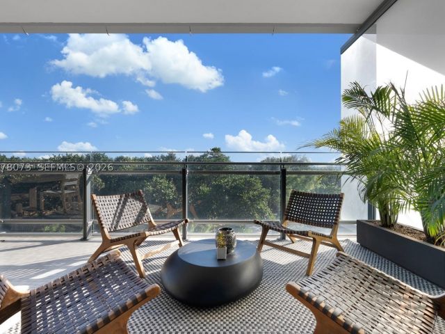 2-bedroom condo for sale in Miami Beach - 8701 Collins Ave 404 - MondialRealty