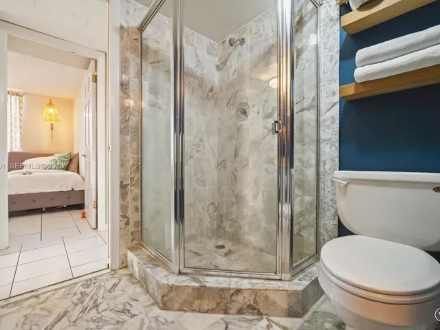 2-bedroom condo for sale in Miami Beach - 2555 Collins Ave 1002 - MondialRealty