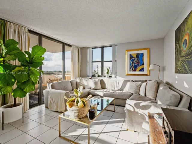 2-bedroom condo for sale in Miami Beach - 2555 Collins Ave 1002 - MondialRealty