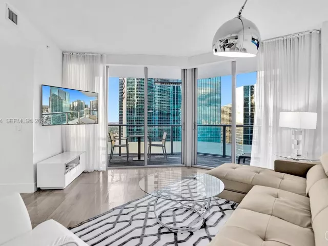 2-bedroom condo for rent in Miami - 1300 Brickell Bay Dr 2702 - MondialRealty