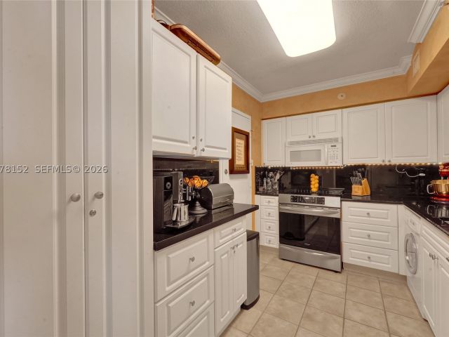 2-bedroom condo for rent in Hollywood - 2501 S Ocean Dr 1510 - MondialRealty