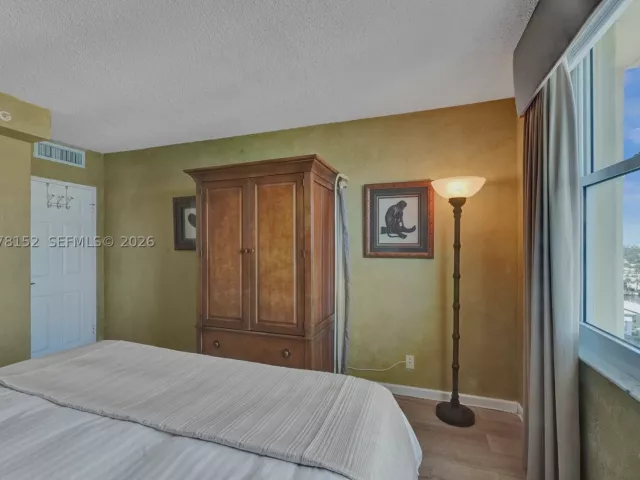 2-bedroom condo for rent in Hollywood - 2501 S Ocean Dr 1510 - MondialRealty