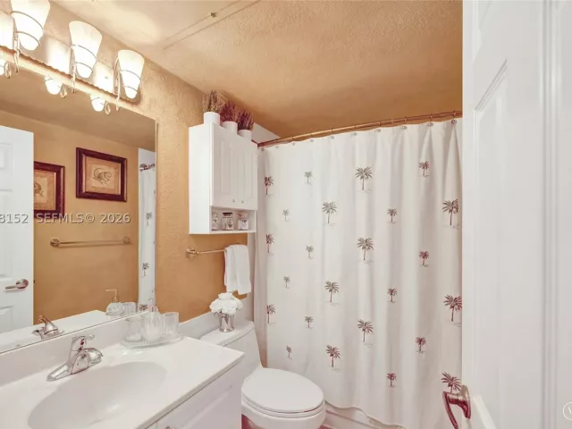 2-bedroom condo for rent in Hollywood - 2501 S Ocean Dr 1510 - MondialRealty