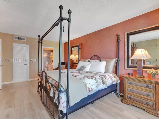 2-bedroom condo for rent in Hollywood - 2501 S Ocean Dr 1510 - MondialRealty