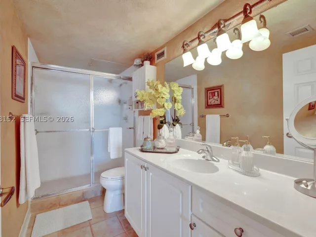 2-bedroom condo for rent in Hollywood - 2501 S Ocean Dr 1510 - MondialRealty