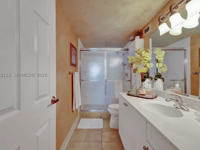 2-bedroom condo for rent in Hollywood - 2501 S Ocean Dr 1510 - MondialRealty
