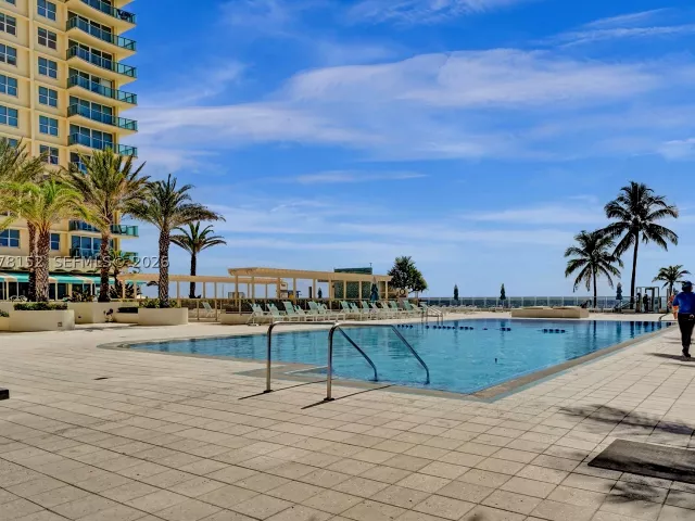 2-bedroom condo for rent in Hollywood - 2501 S Ocean Dr 1510 - MondialRealty