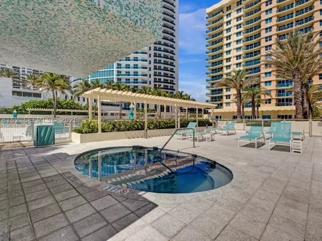 2-bedroom condo for rent in Hollywood - 2501 S Ocean Dr 1510 - MondialRealty