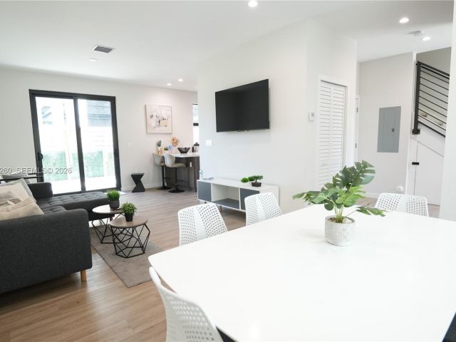 Home for rent at 211 SE 4th St 3 - photo 7462230