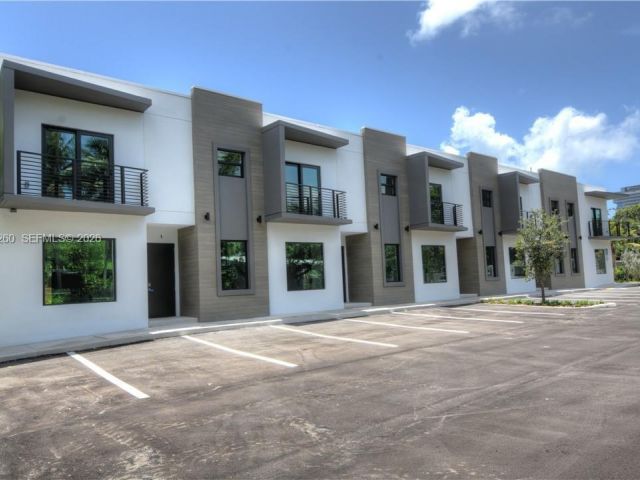 Home for rent at 211 SE 4th St 3 - photo 7462231