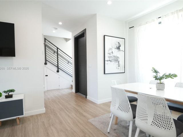 Home for rent at 211 SE 4th St 3 - photo 7462232