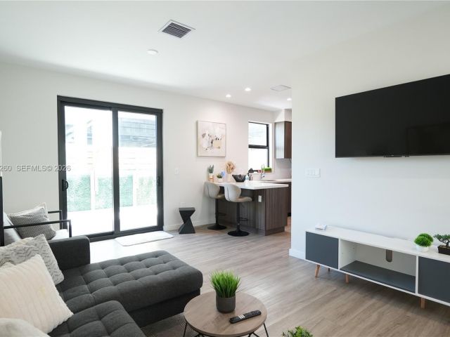 Home for rent at 211 SE 4th St 3 - photo 7462235